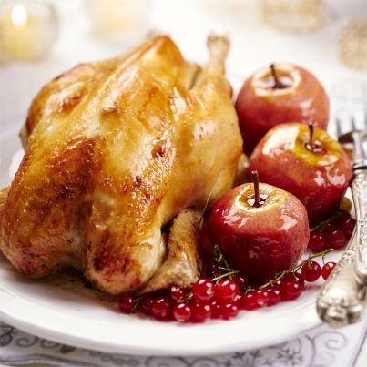 Poularde Label Rouge farcie au pain d'épices et fruits secs, pommes rôties aux fruits rouges et groseilles