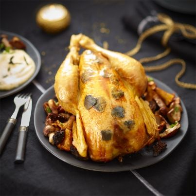 Poularde truffée sous la peau et poêlée de champignons forestiers