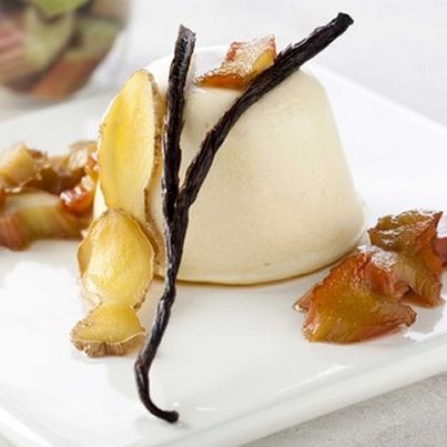 Rhubarbe pochée et panna cotta au gingembre