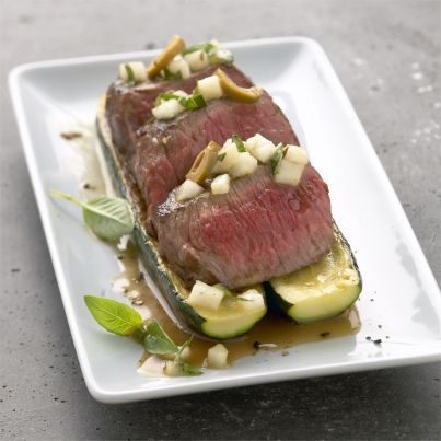 Rumsteck et courgettes snakées, condiment poire, olive et basilic