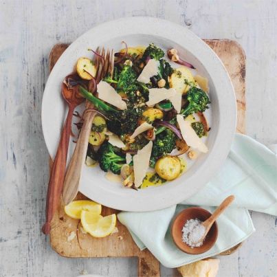 Salade chaude de pousses de brocolis, pommes de terre nouvelles et Parmigiano Reggiano