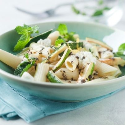 Salade de courgettes et de pâtes à la menthe