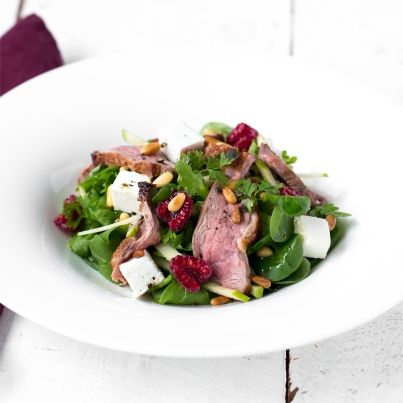 Salade de filet de Canard grillé au chèvre, pomme-framboise et vinaigrette acidulée