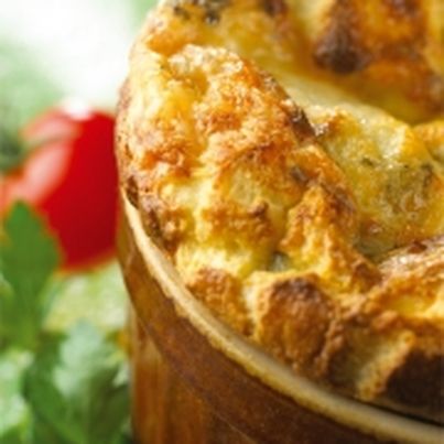 Soufflé au Roquefort, ricotta et raisins secs