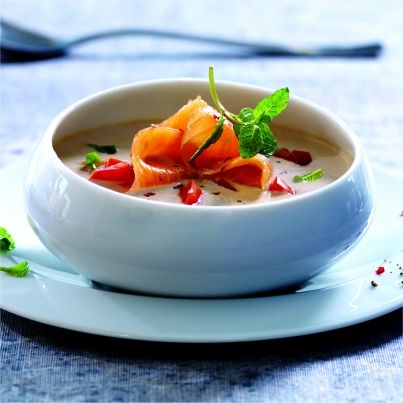 Soupe froide de yaourt grec et saumon fumé