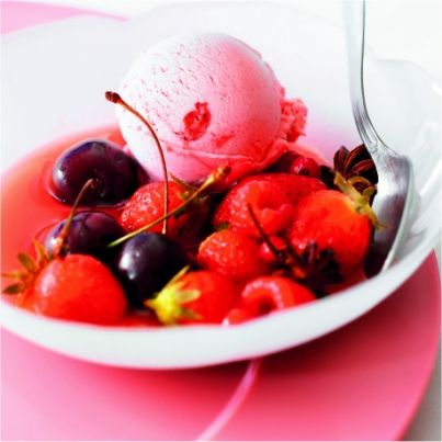 Soupe de fruits rouges à l'anis et glace au yaourt à la fraise