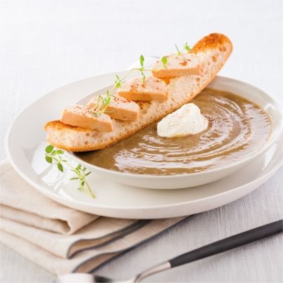 Soupe de lentilles, tartine de foie gras et crème à la muscade