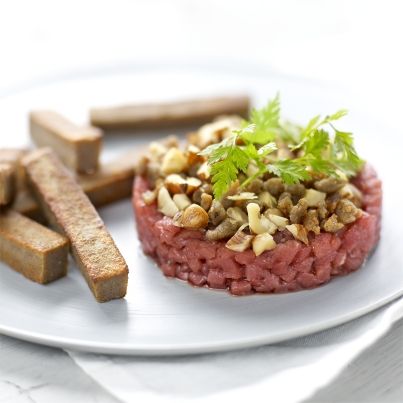 Tartare de bœuf façon crumble et ses frites de blé noir