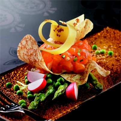 Tartare de Saumon en Mille-feuilles de crêpes, petits légumes croquants, Beaufort et sésame
