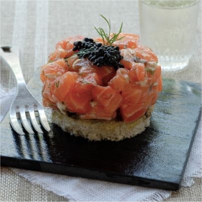 Tartare de saumon et huîtres à l'Aneth, caviar de hareng