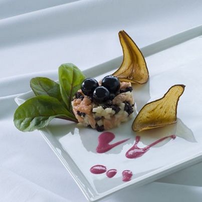 Tartare de saumon aux raisins et dés de pomme