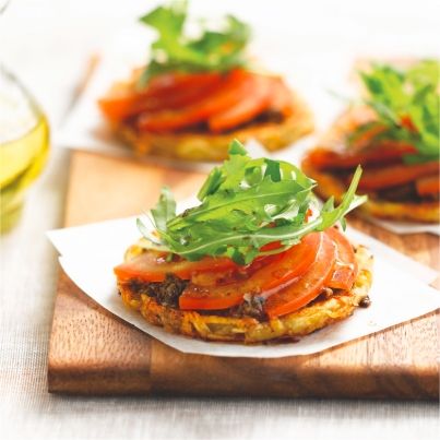 Tarte fine de pommes de terre, tapenade de tomate et roquette