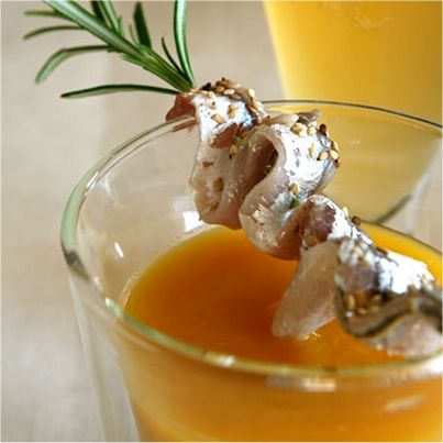 Velouté froid de courgette de Nice, anchois et sauge